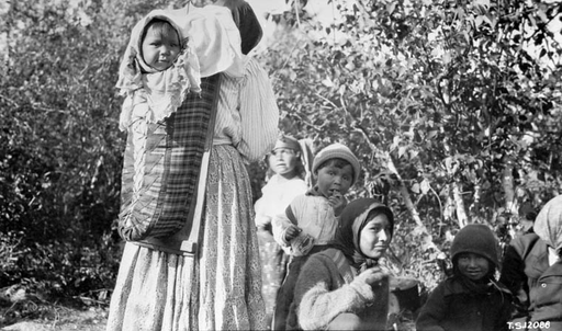 Ojibway women and children at Osnaburgh House 1929